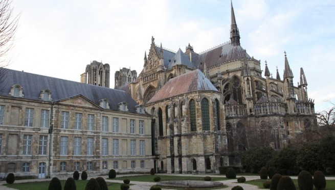 Vue arrière du Palais du Tau et de la Cathédrale de Reims