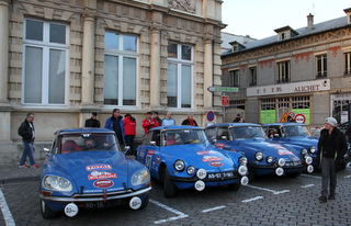 Devant la mairie de Reims, juste avant le départ.